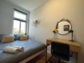 MMRent Sunflower Room